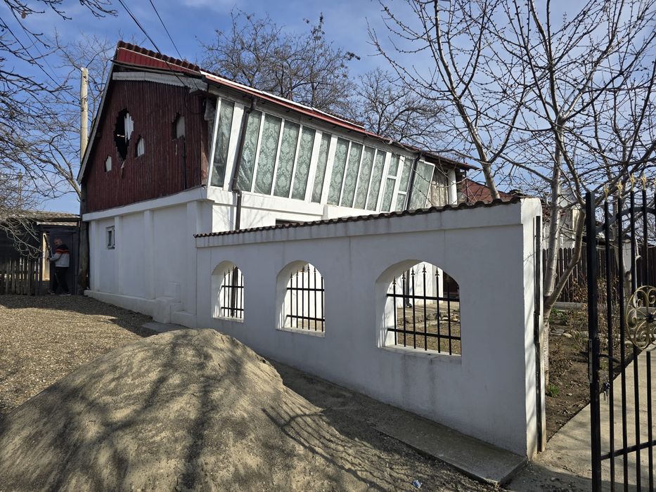 Casa  și teren de vânzare