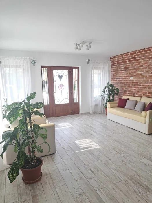 Vând casă zona semicentrală