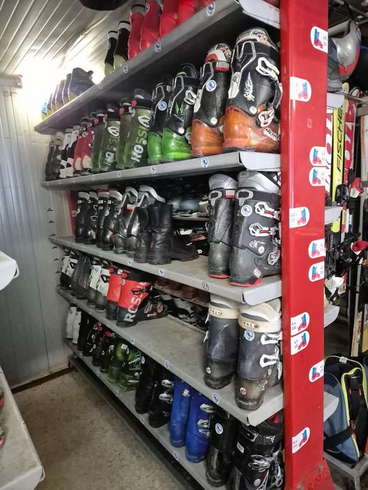 Echipament complet de schi pentru centru inchirieri