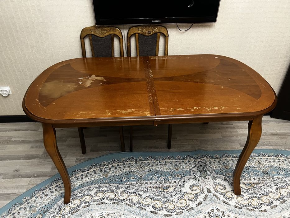 Продам срочно стол.