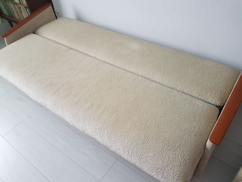 Продам диван и два кресла.