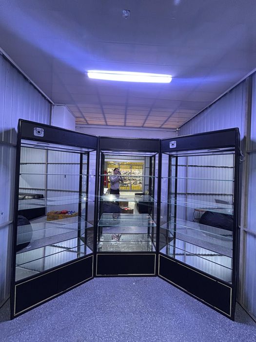 Витрина стеклянная для товара