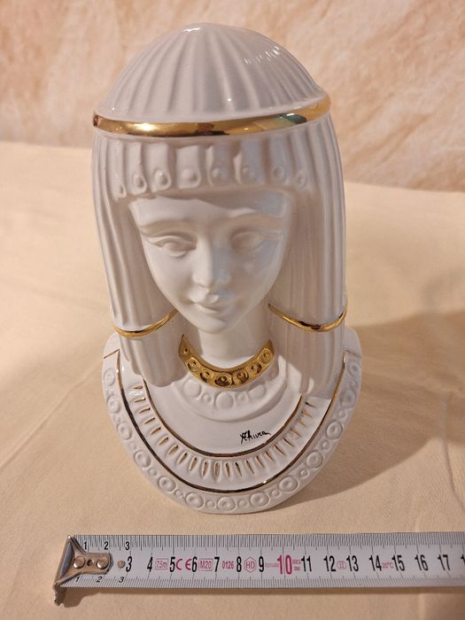 Порцеланов бюст Ahura