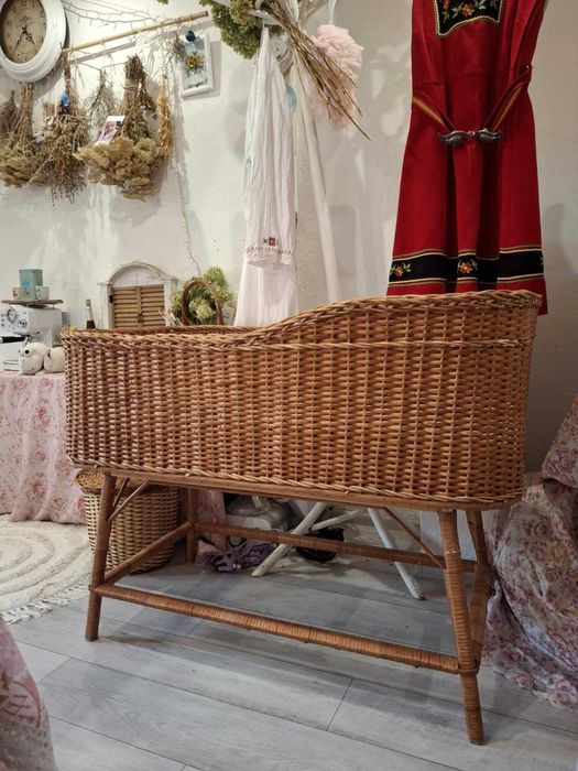 Бебешко кошче ръчно плетено