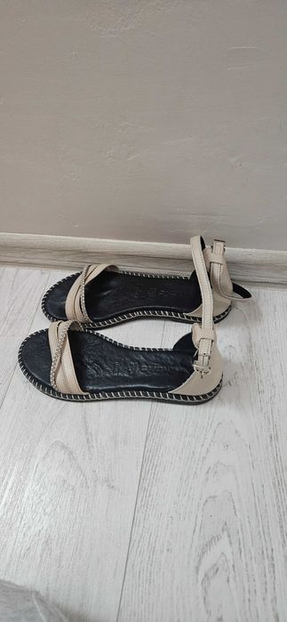Sandale crem  cu talpa neagra