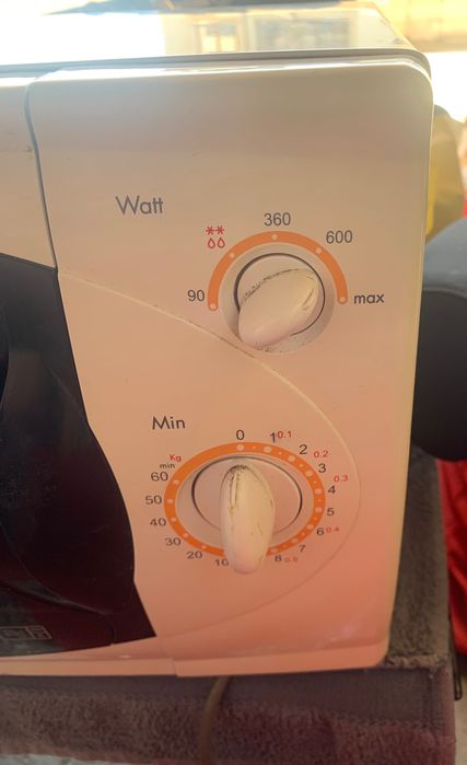 Продавам микровълнова фурна