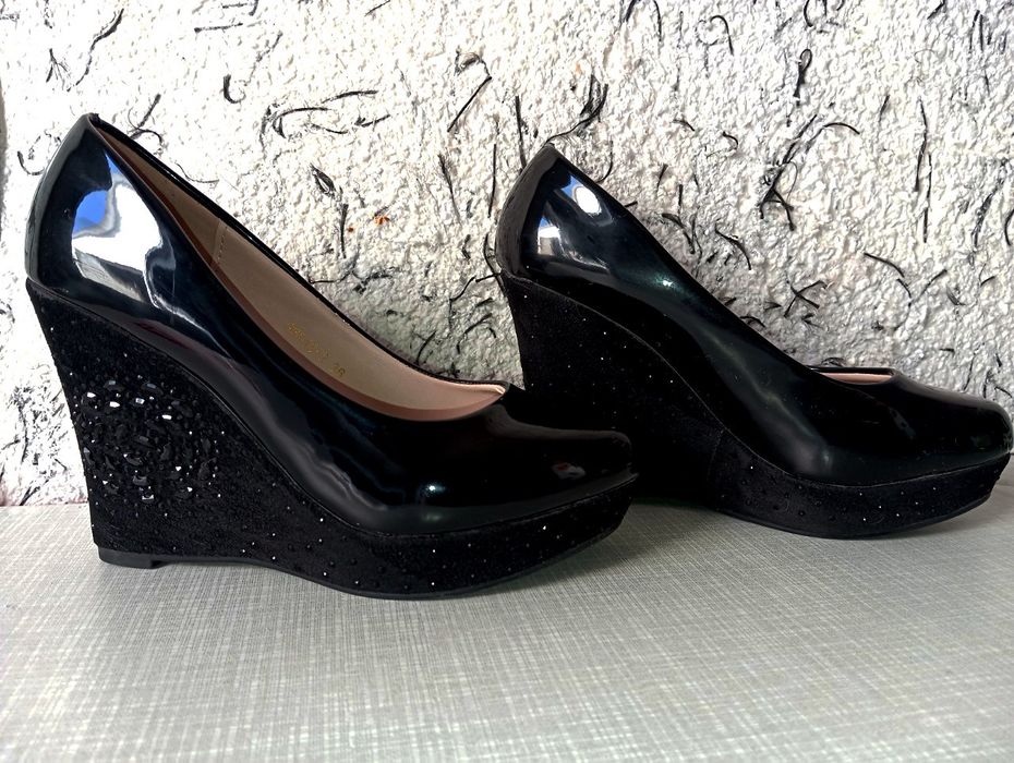 Qora rangli zolushka tuflichamiz sotiladi