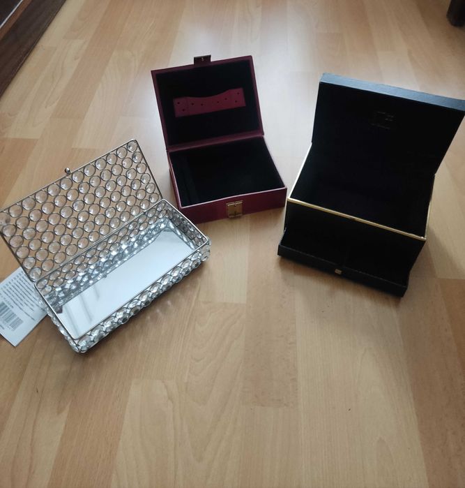 Кутии и чантичка за бижута,вино-кожа,велур,дърво.