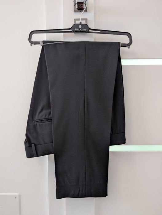 Vând set costum de mire Seroussi în stare excelentă.