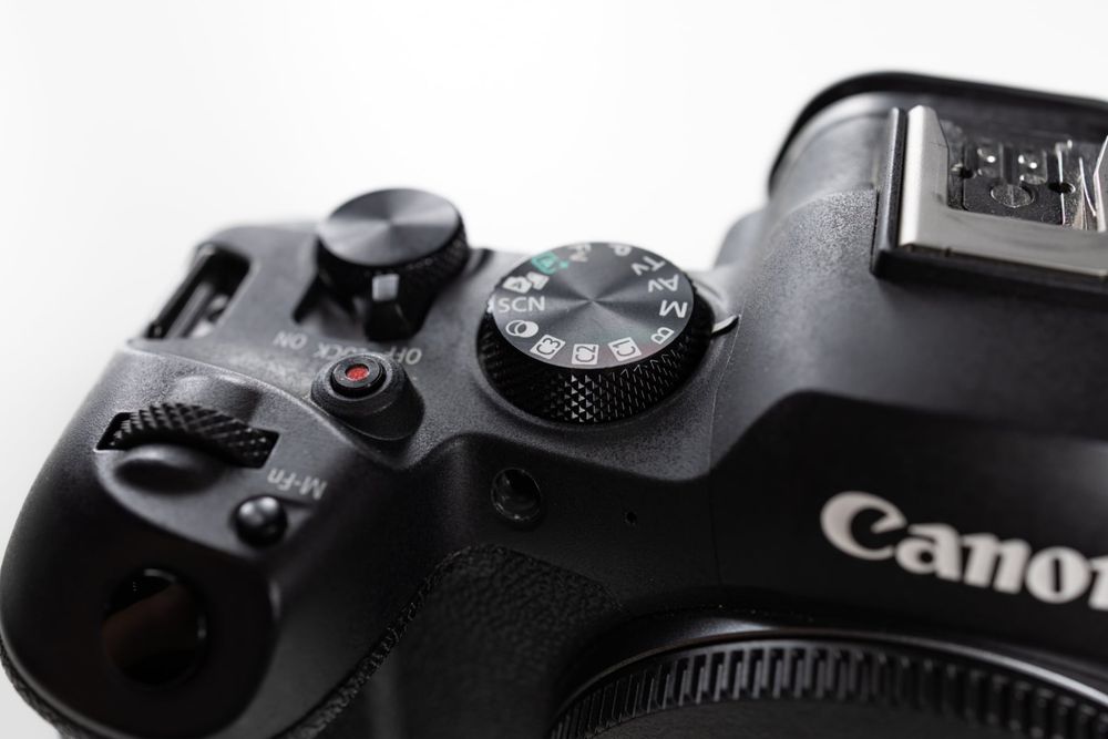 Продавам в гаранция Canon R6 mk2