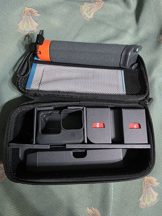 GoPro HERO 13 Black + 4 baterii + Hub încărcare + multe accesorii