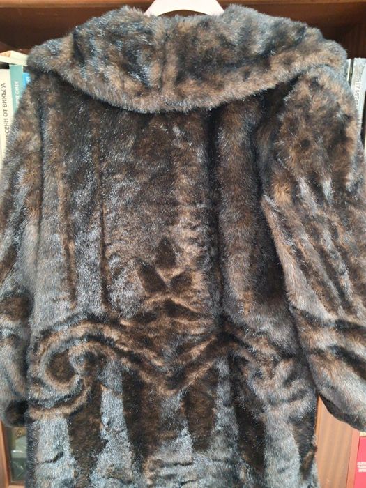 Тъмно кафяво палто с косъм