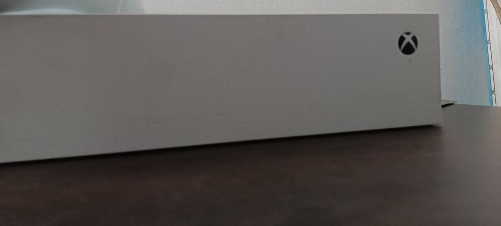 vând Xbox nou lam folosit de 3 ori am și cutie