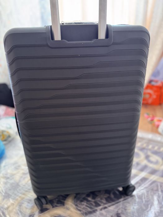 Продам новый чемодан