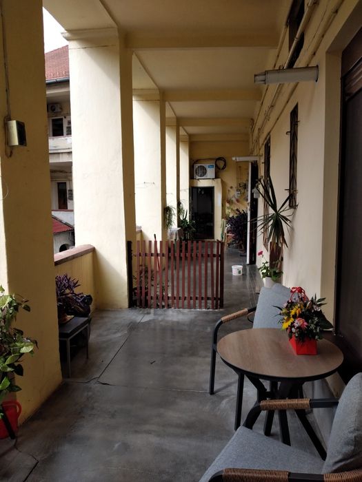 Vând sau schimb apartment o cameră situat in centru cu casă in localitatea Mândruloc  , Cicir  !