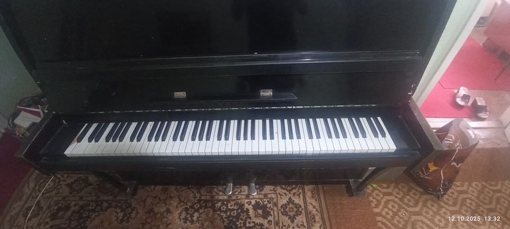 Pianino sotiladi 2ta pedalli rangi qora Kuban narxi 200 000 kami bor