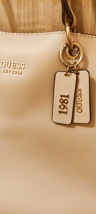 GUESS оригинална чанта