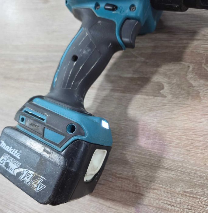 Акумулаторен пистолет за силикон Makita DCG140