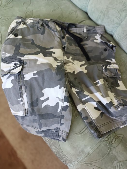 Камуфлажни къси панталони.