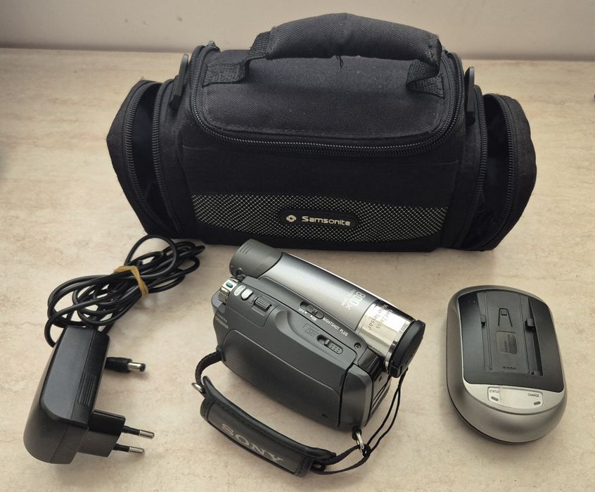 Sony MiniDV DCR-HC24E (Defect mecanic casetă) + Geantă Samsonite