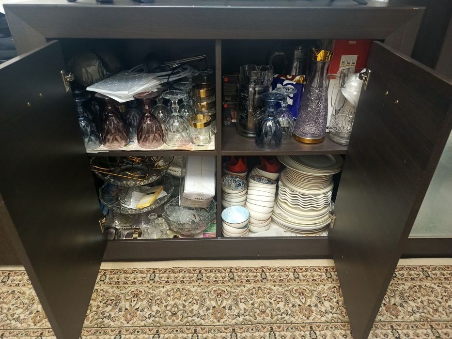 Продам сервант, тумбу