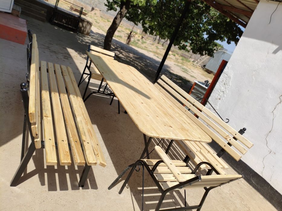 Стол и скамеика и кресло