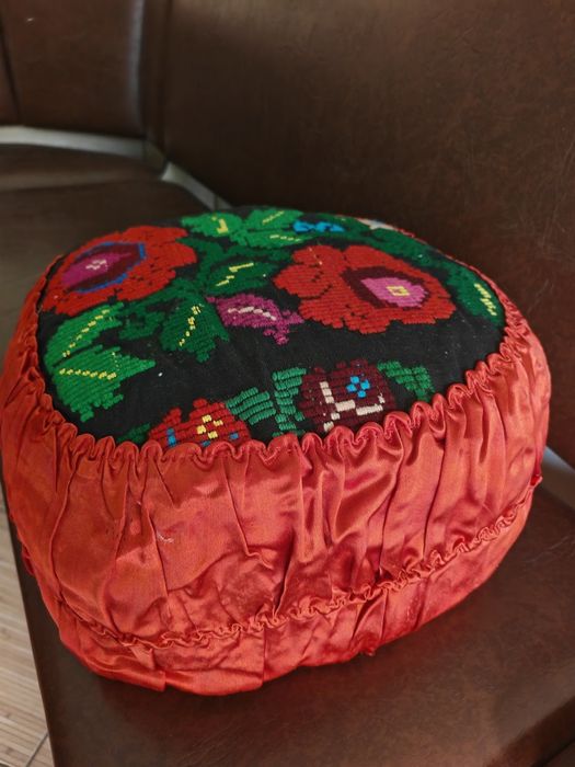 Pernă Tradițională Brodată Manual - 2 buc. , Umplută cu Paie – Model Floral Autentic