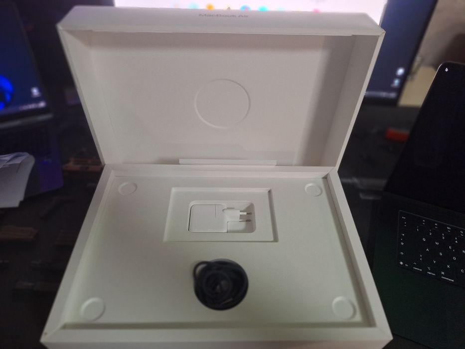 MacBook Air 15  inchi procesor M4  16GB ram SSD 512GB FULL BOX