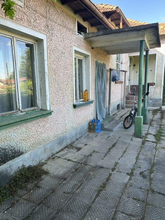 Продава се къща в град Летница