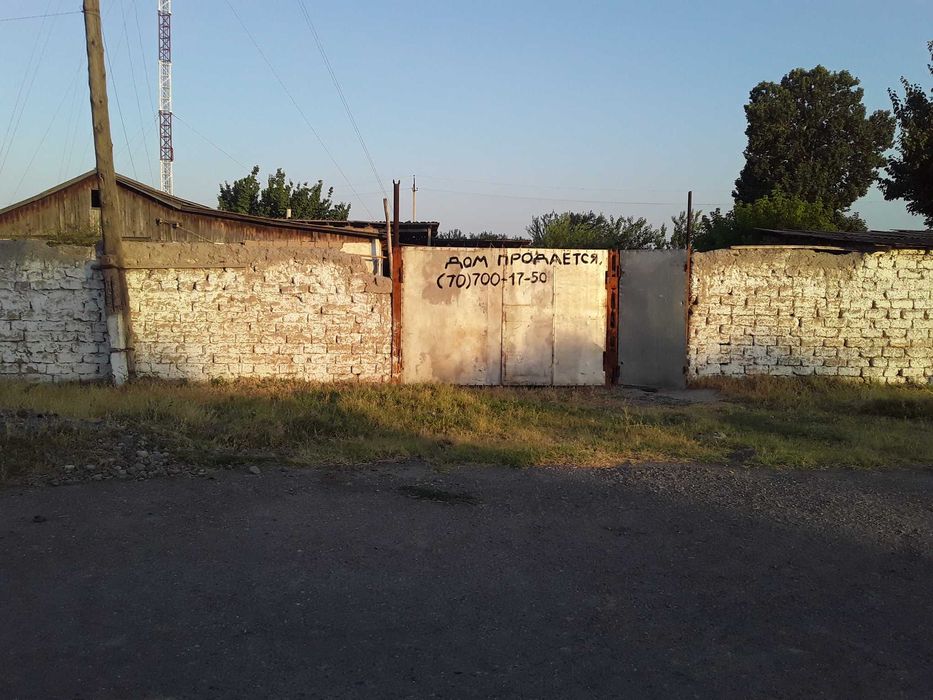 Продаётся дом 32 сотки можно пол участка.