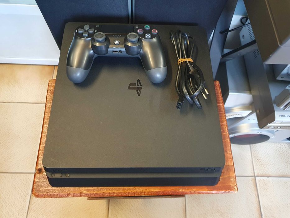 PS4 Play Station 4 Slim 500GB с джойстик и кабели.