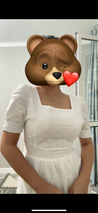 Белое платье с вырезом