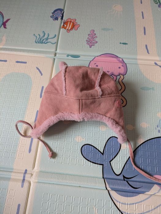 Розова зимна бебешка шапка от ярешка кожа