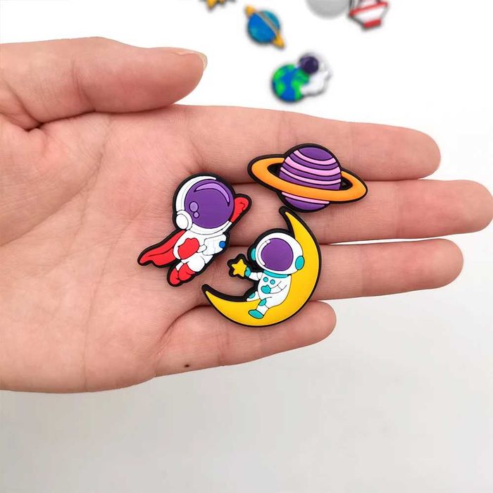 Set 20 Pini PVC Accesorii pentru Crocs Saboti Jibbitz, Model Astronaut