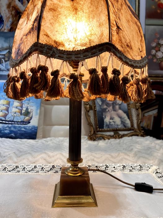 Lampă de masă realizata în stil victorian cu baza din onix si metal aurit.
