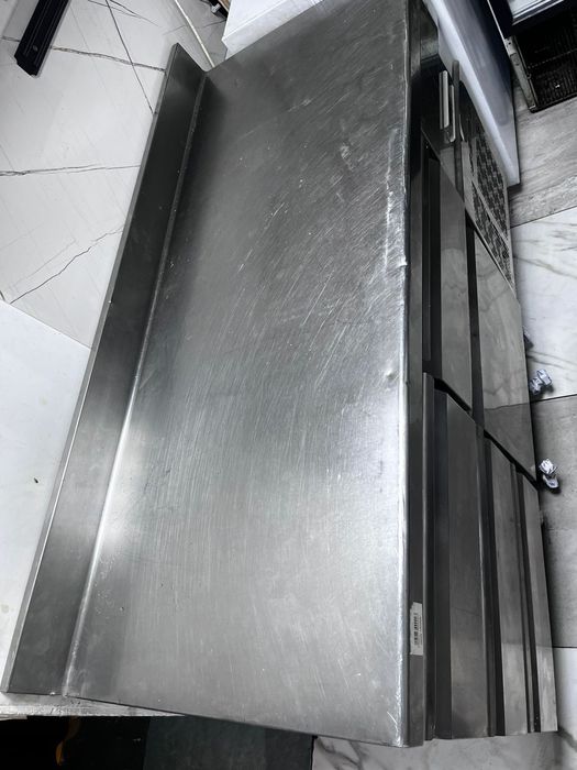 Стол холодилник в хорошем состояние