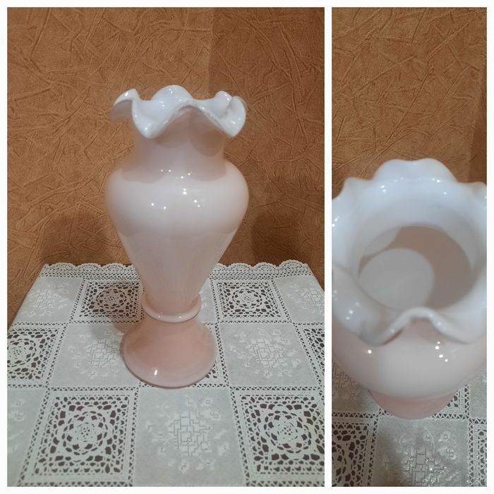 Винтажная, красивая  фигурная ваза из двухслойного молочного  стекла.