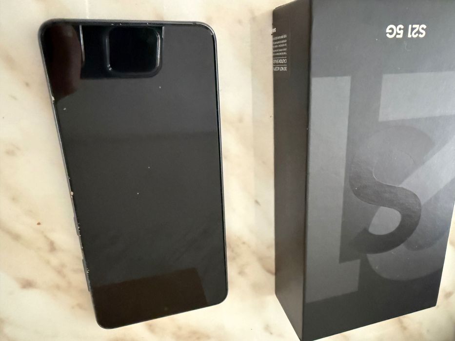 Продавам Samsung S21 + 2 бр. Кейсове + кабел за зареждане.