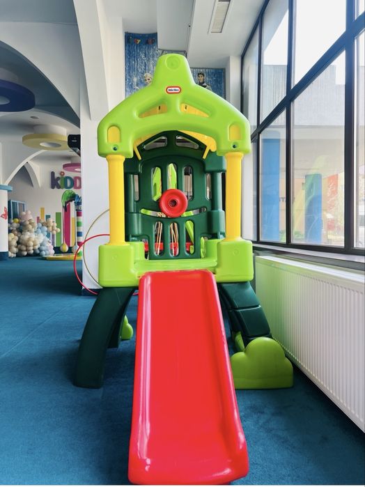 Spatiu de joacă, cu leagane si tobogan Little Tikes.