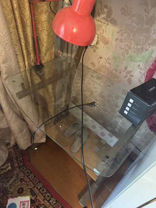 Отдам стеклянный компьютерный стол