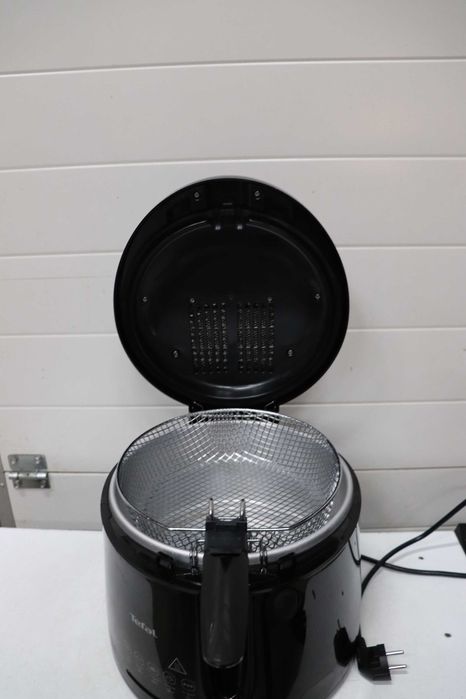 Фритюрник Tefal Maxi Fry, технология Cool Wall, капацитет до 1,2 кг, сгъваема дръжка, компактен размер, регулируем термостат от 150°C до 190°C, FF1078