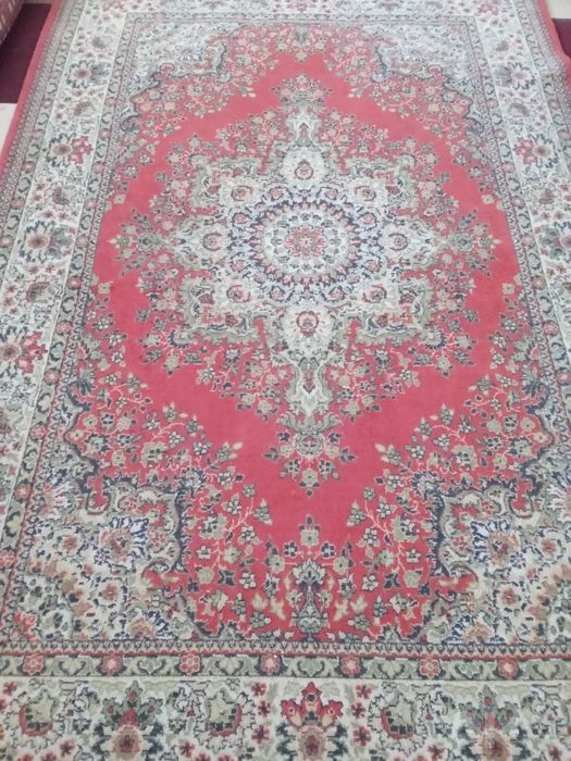 Klassik qizil gilam sotiladi (2x3 metr), holati yaxshi