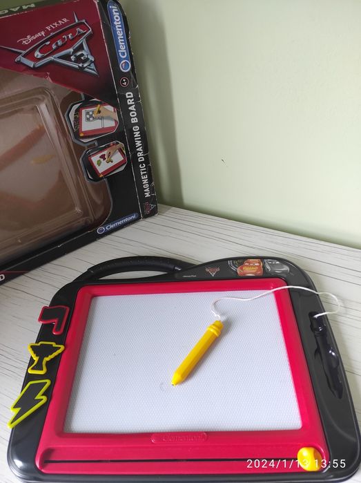 Куфарче с магнитни букви и цифри + магнитна дъска за рисуване