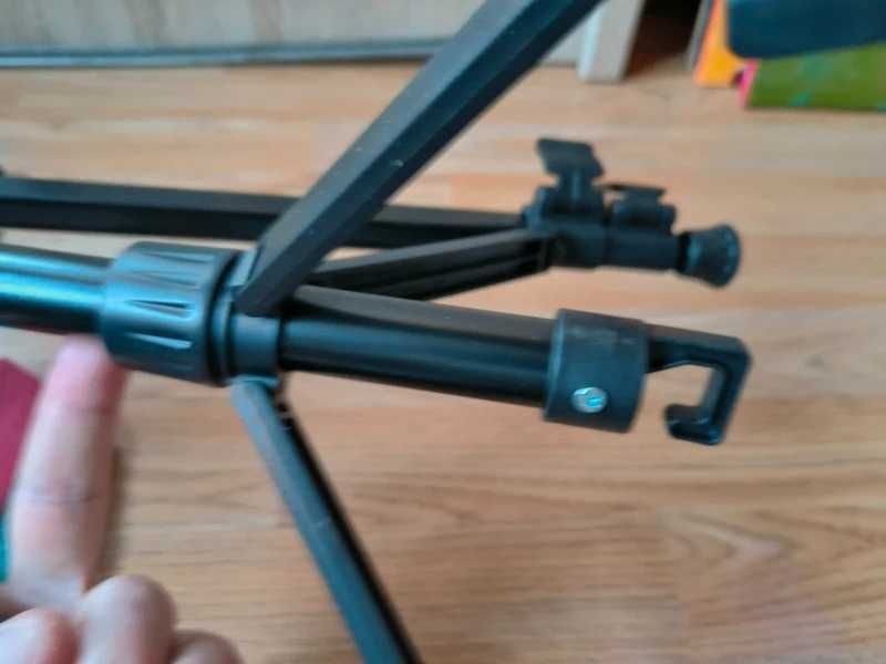 Trepied foto / videoproiector