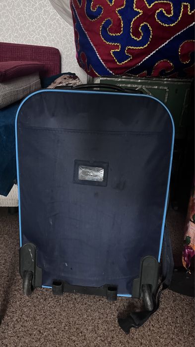 Чемоданы, требуют ремонта