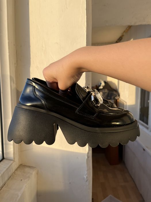 Продаются элегантные лоферы с камнями