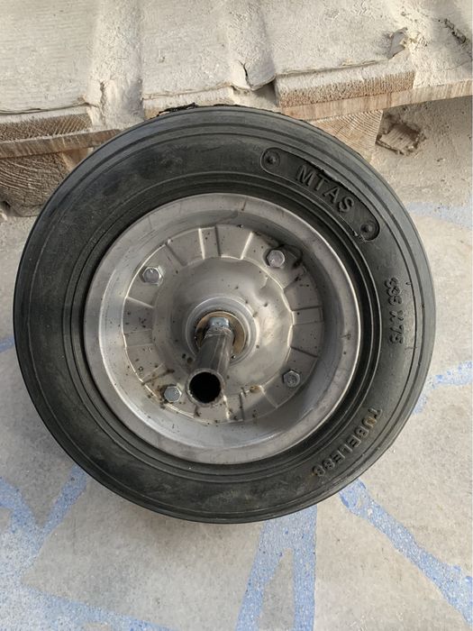 Колело бандажно с ос за строителна количка 335мм