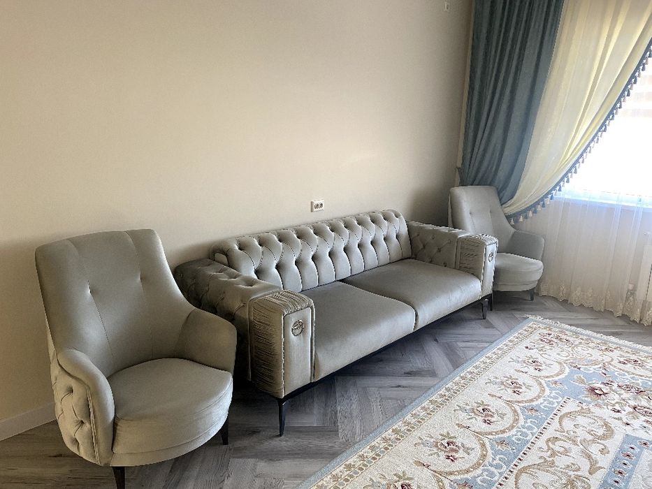 Продается комплект диван с 2 креслами