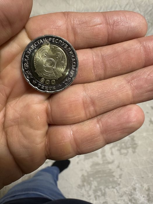 Продам монету 200
