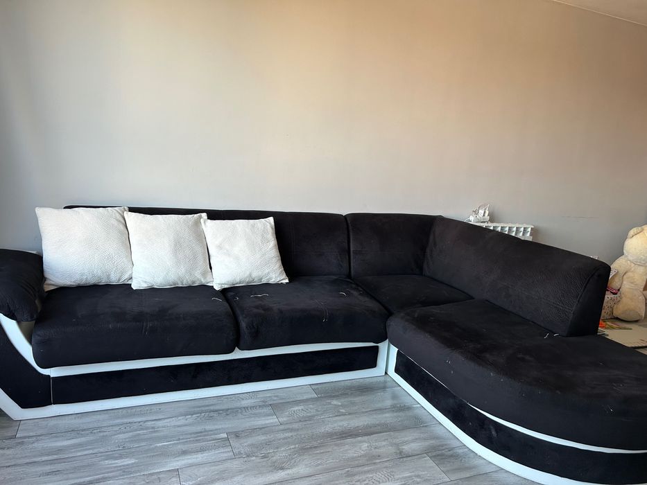 Диван в черно и бяло